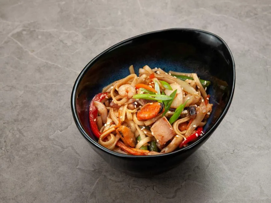 Wok с морепродуктами в устричном соусе